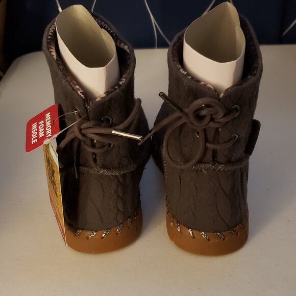 Muk Luks Mukluks Women's Dark Heather Gray Cable Knit Memory Foam 7 Booties NIB - Picture 4 of 16